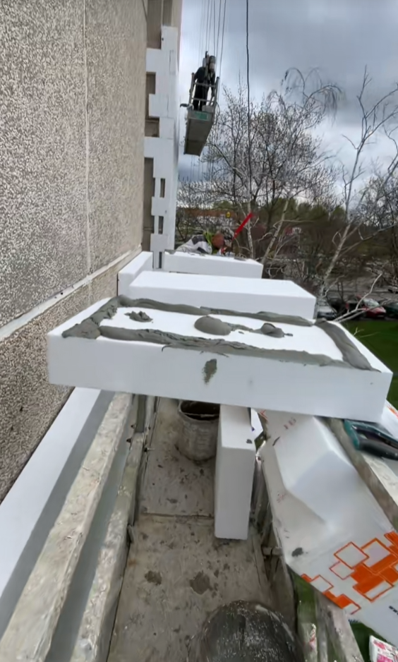 Többszintes homlokzati munkák kivitelezés közben